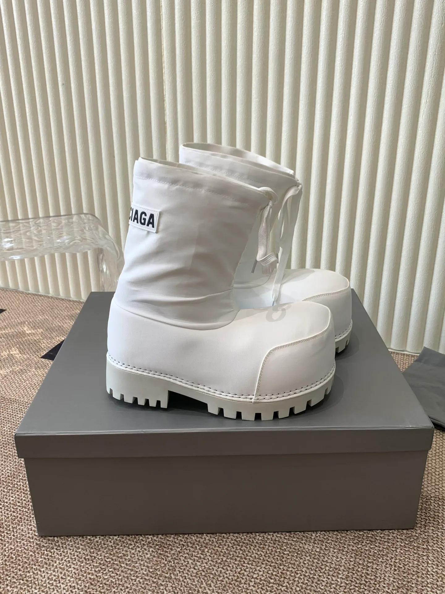 👟👟Ex-factory price 860👟👟 Men +20Balenciaga snow boots‼ ️ 24sS new snow boots for autumn and winter. These big-toe Alaskan boots are so good-looking and super cool. They are full of personality and are so cool. They are a must-have item for fashionable autumn and winter! The upper is made of original customized nylon pure cotton waterproof cloth. The inner liner is removable. The original original letter logo is increased in the sole. Size: 35-45
